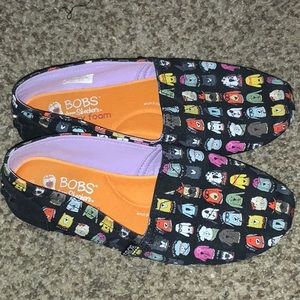 Bob’s sketchers memory foam dogs dressed w7.5. Nice used cond